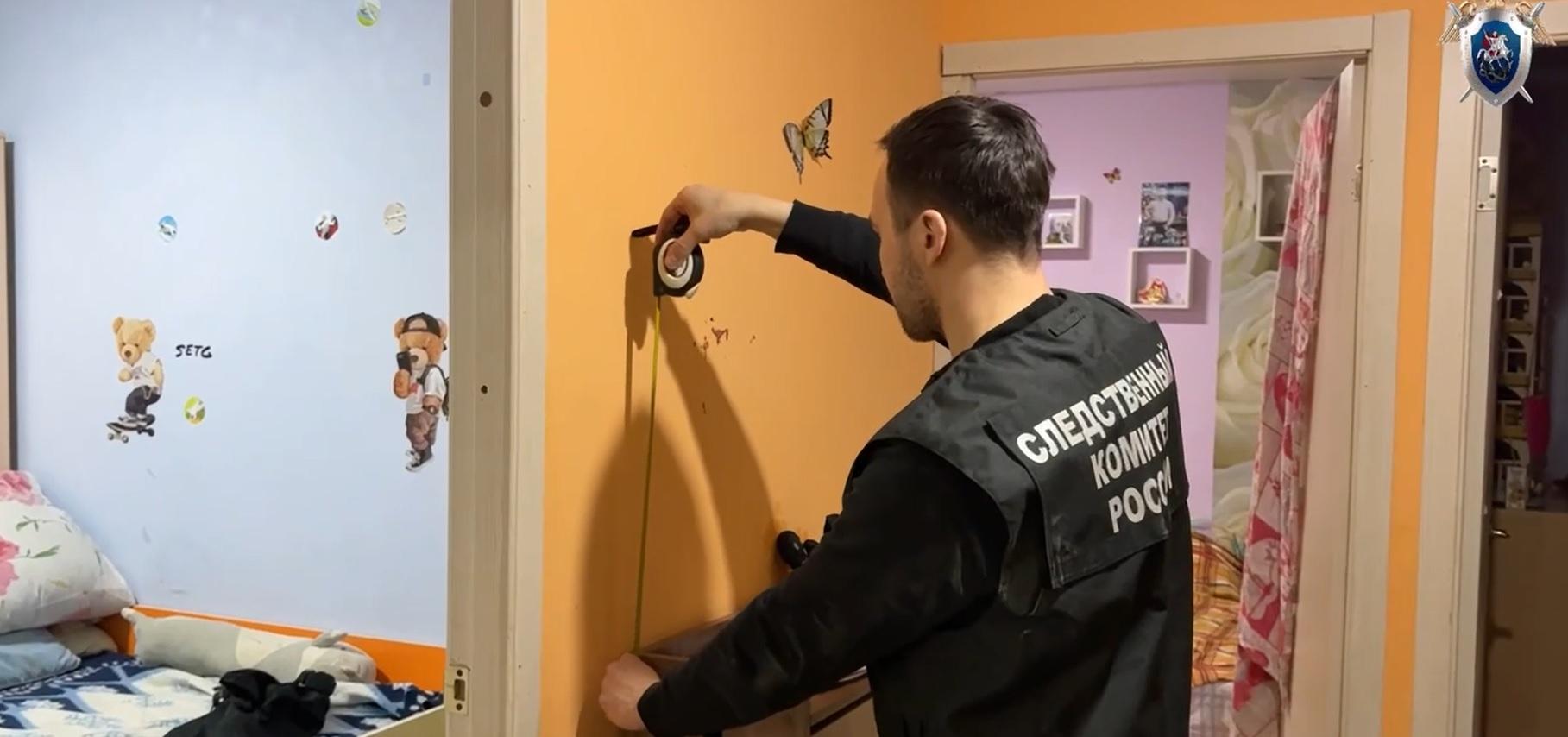 На стенах медвежата и кровь. Пермский СК показал видео из квартиры, откуда на улицу выбежал ребенок и просил о помощи