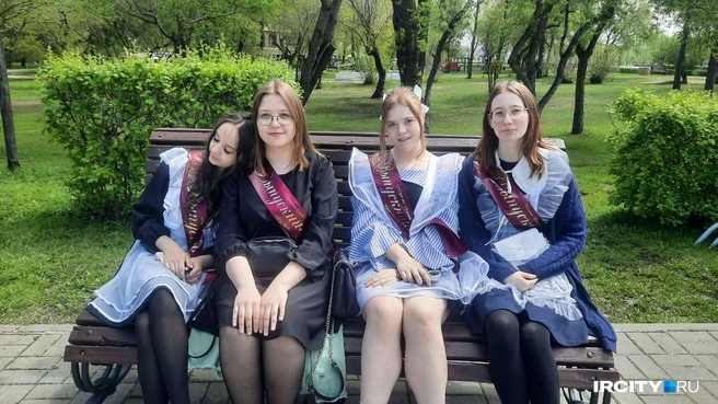 Девочки из Марковской школы даже разрешили себя сфотографировать | Источник: Виктор Лучкин / «ИрСити»