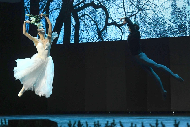 Артисты парили над сценой | Источник: Михаил Афанасьев / Новосибирская филармония