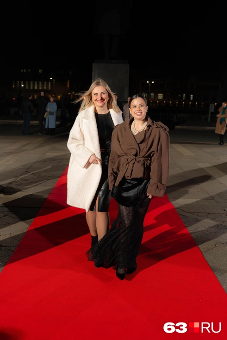 От платья до улыбки — всё безупречно | Источник: Илья Рязанов