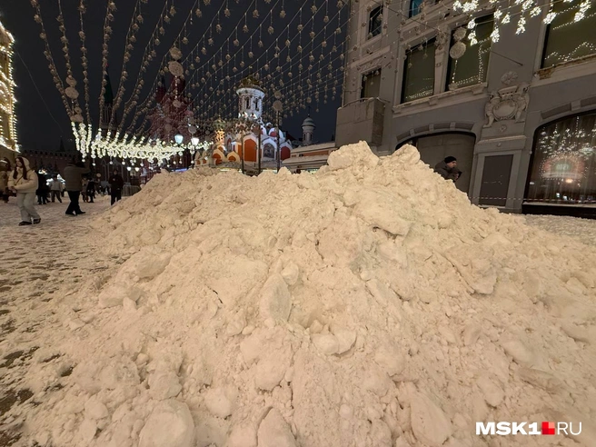 Такую снежную гору наш фотокорреспондент запечатлел на Никольской улице | Источник: Артем Устюжанин / MSK1.RU