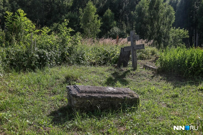 Старинные надгробия у храма | Источник: Наталья Бурухина / NN.RU