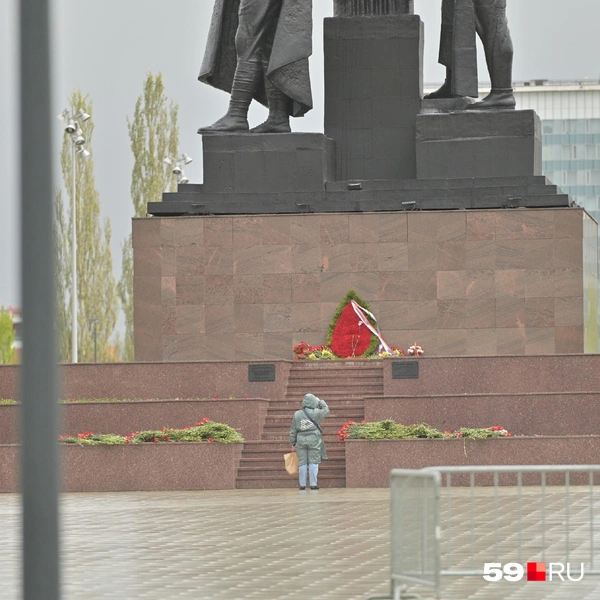 Утром здесь стояла очередь из желающих возложить цветы, но днем к монументу подходили лишь редкие прохожие | Источник: Василина Любимова / 59.RU
