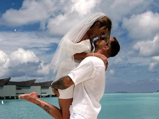 Лепестки роз, поцелуи на пляже: звезды «ДОМа-2» Стрелков и Кобелева играют свадьбу на райском острове