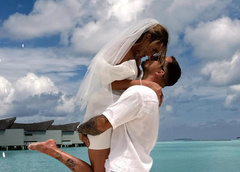 Лепестки роз, поцелуи на пляже: звезды «ДОМа-2» Стрелков и Кобелева играют свадьбу на райском острове