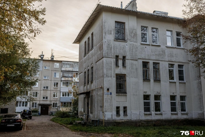 Среди привычной застройки встречаются здания, которые выделяются своей архитектурой | Источник: Александр Куренной / 76.RU