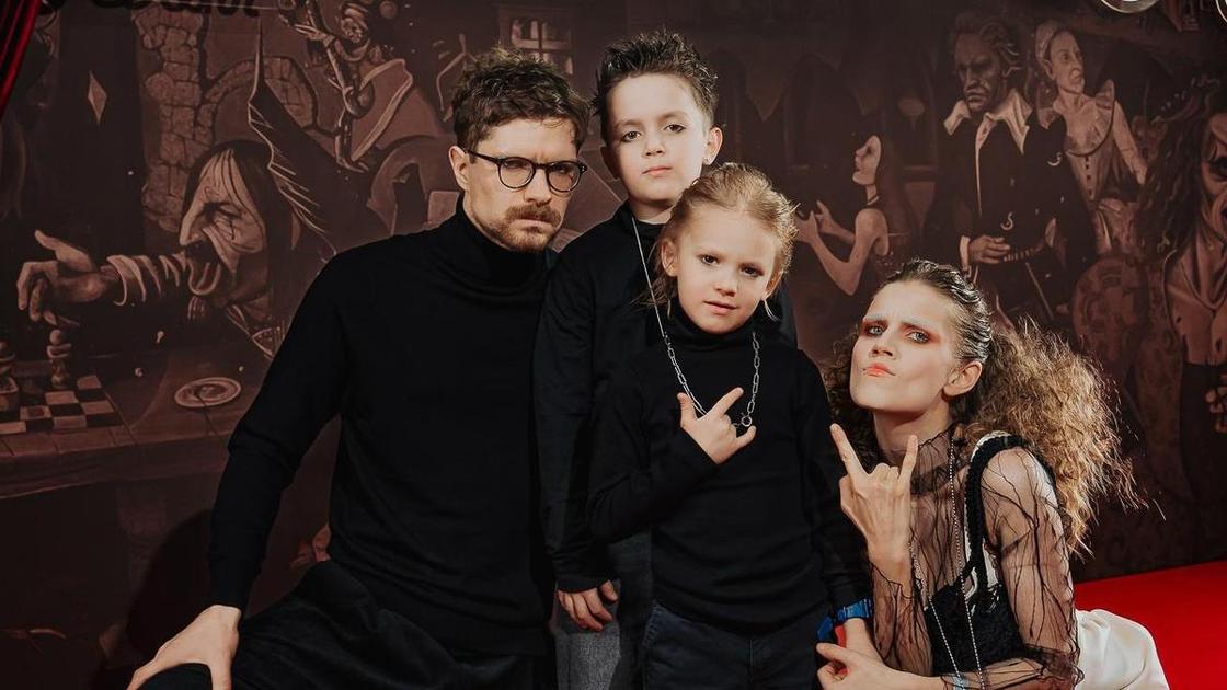 Плотников с любимой женщиной и Мельникова с сыновьями-панками: звезды на премьере &laquo;Король и Шут. Навсегда&raquo;