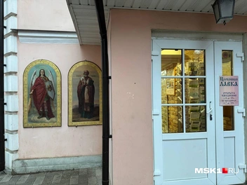 На углу здания находится вход в церковную лавку. Тут работает советская актриса, сыгравшая эпизодическую роль в «Гостье из будущего» | Источник: Анастасия Харитонова / MSK1.RU