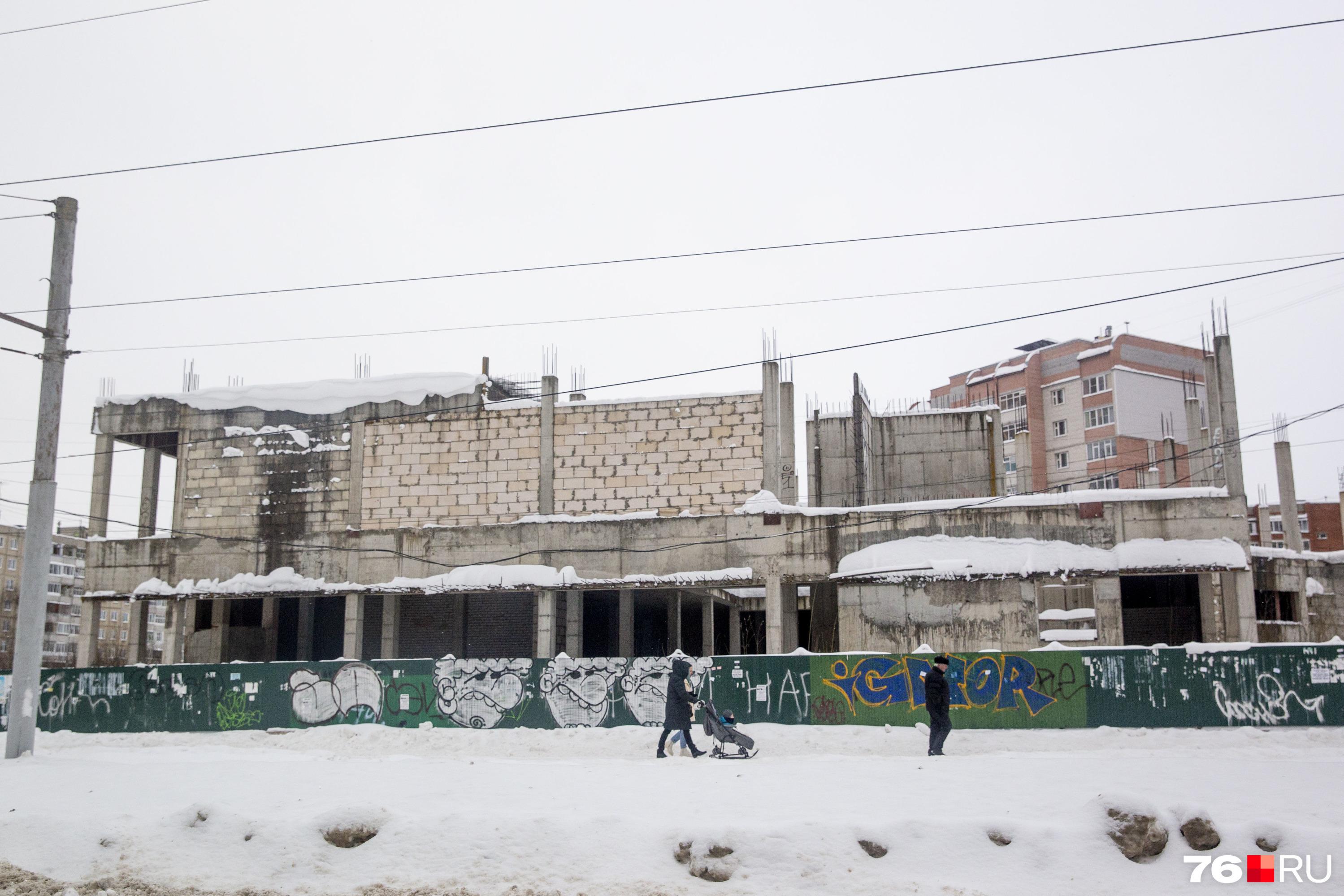 На нем прогорели бизнесмены: в Ярославле выставили на продажу заброшенный торговый центр