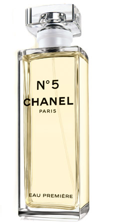 Eau Première – новая страница в истории легенды, написанная парфюмером Chanel Жаком Польжем. Аромат включает в себя все компоненты Chanel №5, также иланг-иланг с Коморских островов и жасмин из Грасса.