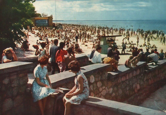 История одной фотографии: битком забитый пляж Юрмалы, 1965