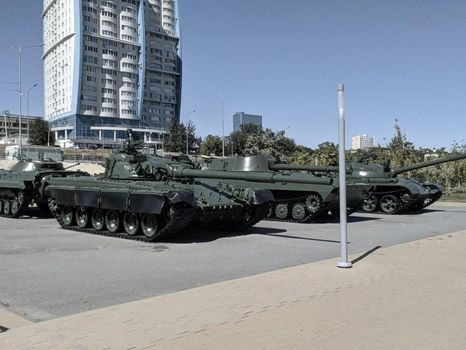 Военная техника у «Волжских парусов» блестит свежей краской | Источник: Сергей Бабинчук / t.me