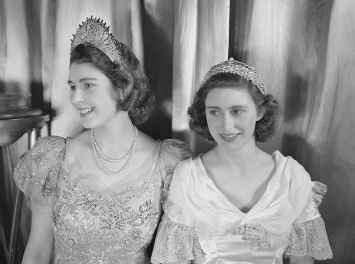 Фото №1 - Рождественский театр Виндзоров: как принцессы Елизавета и Маргарет поднимали боевой дух нации