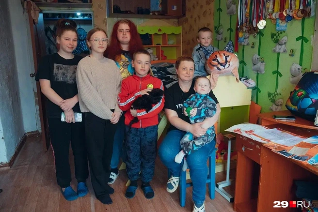 Так выглядит семья Натальи, старшая дочь живет отдельно | Источник: Иван Митюшёв / 29.RU