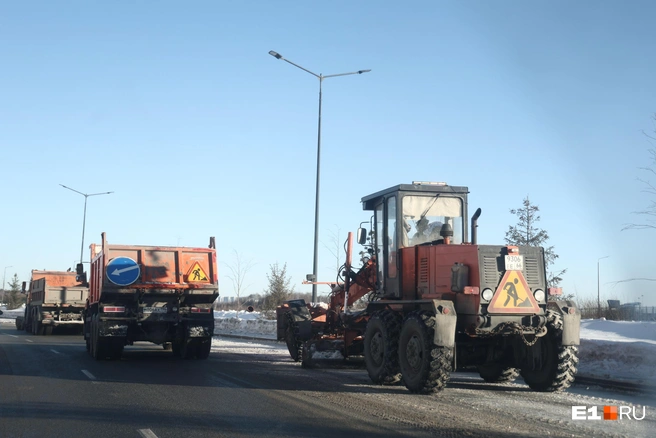 Вот бы везде было столько уборочной техники, сколько сегодня в Новокольцовском | Источник: Владислав Лоншаков / E1.RU