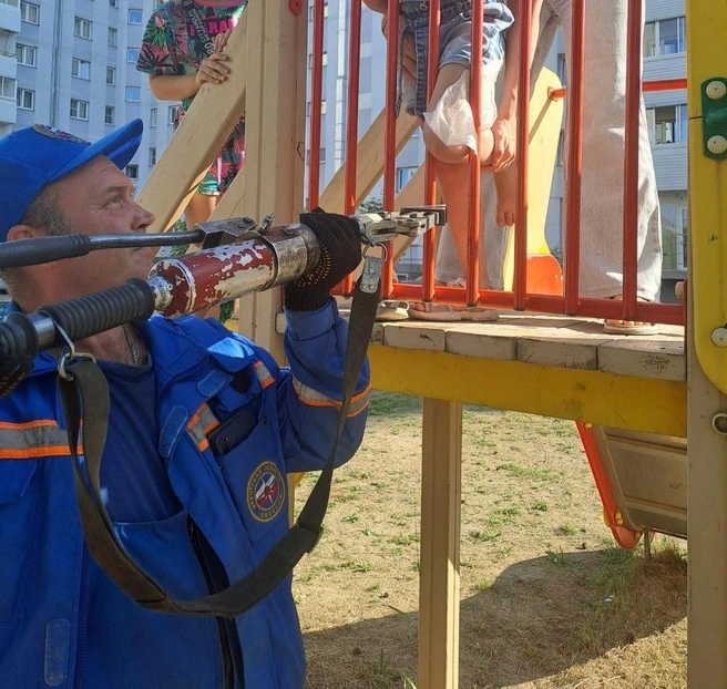 Семилетняя девочка застряла | Источник: «Пожарно-спасательная служба Иркутской области» / Vk.com