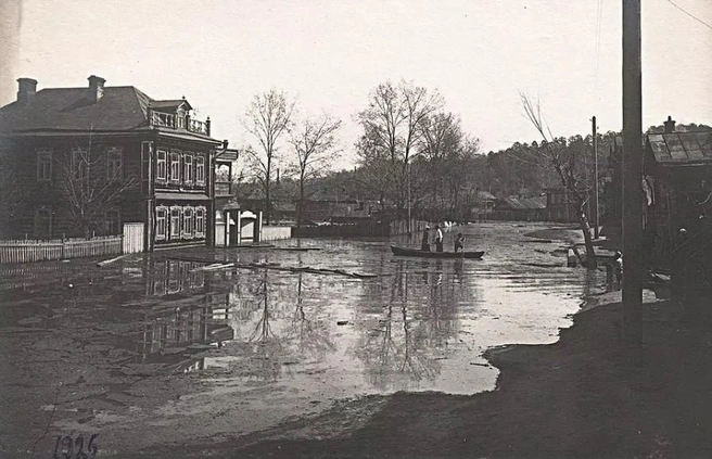 Слева — 1926 г. (местоположение примерно), справа — наши дни | Источник: Kazan Nostalgique / Facebook*