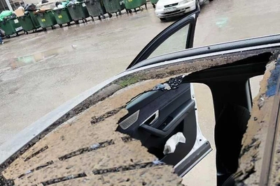 На авто с младенцем сбросили булыжник с ТЦ в Новосибирске