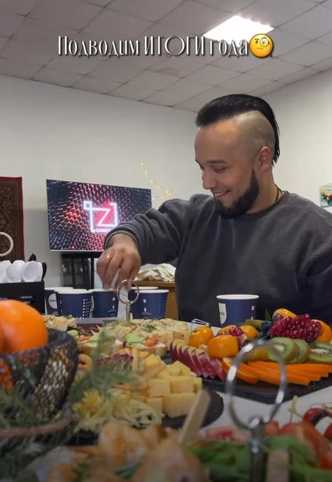 На столе — фрукты и мелкие закуски, культурненько | Источник: zainetdinofficial / Instagram (деятельность организации запрещена на территории РФ)