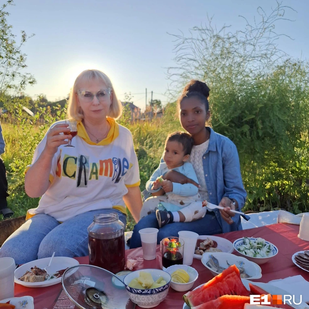 Свекровь приняла невестку как родную дочь | Источник: Мамису Андрианумендзанахари