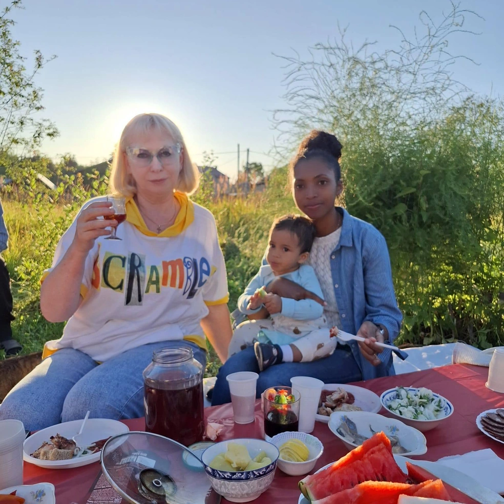 Свекровь приняла невестку как родную дочь | Источник: Мамису Андрианумендзанахари
