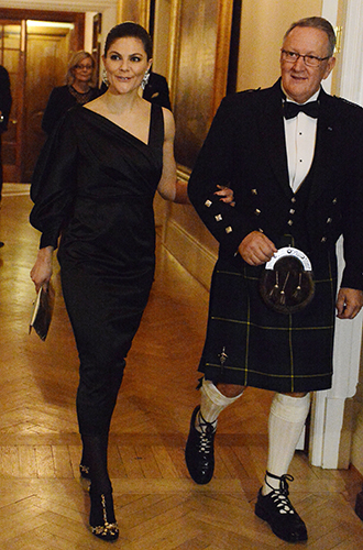 Кейт Миддлтон и принц Уильям (в забавных шапках) прилетели в Швецию