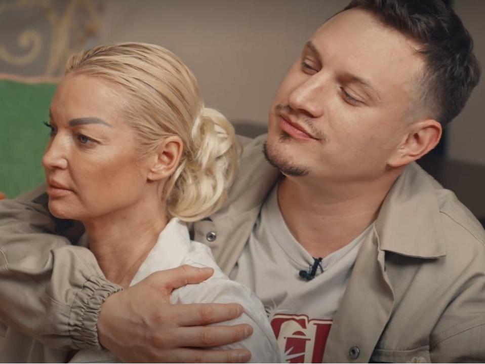 Вырезанное колено Кудрявцевой и новый нос Казьминой: главные новости шоу-бизнеса за неделю