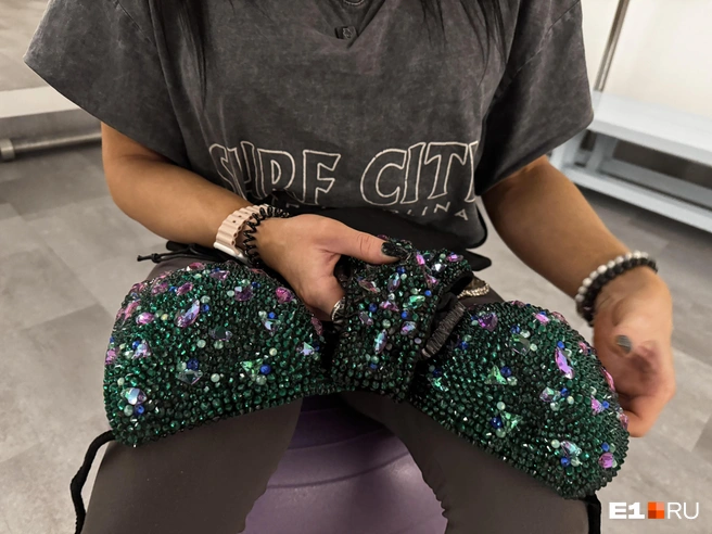 Купальник расшит стразами Swarovski. Когда на них светят софиты, оторвать взгляд просто невозможно! | Источник: Кирилл Кушнов / E1.RU