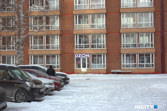 Вход в пункт выдачи находится прямо на балконе квартиры | Источник: Даниил Конин / «ИрСити»