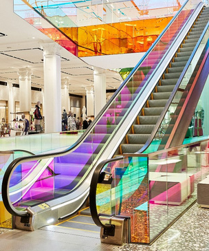В универмаге Saks Fifth Avenue появился разноцветный эскалатор