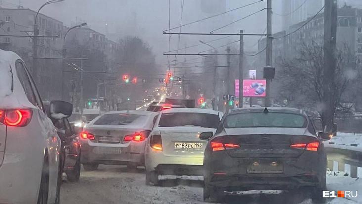 Екатеринбург застрял в десятибалльных пробках. Скучали по ним?