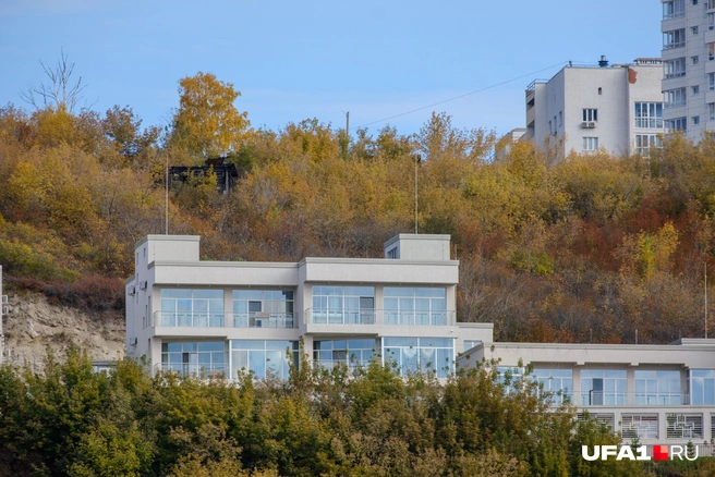 Один из крайних домов в уфимском «Беверли-Хиллз» | Источник: Булат Салихов / UFA1.RU