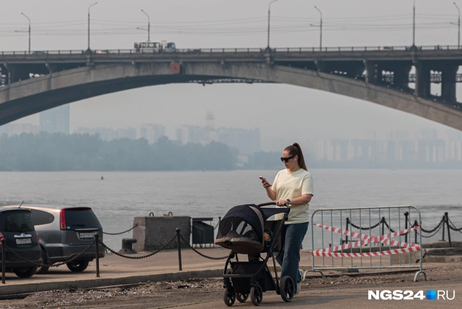 Мост, правый берег и высотки утонули в дыму | Источник: Мария Ленц / NGS24.RU