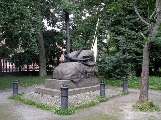 Памятник экипажу «Опричника» установили в Кронштадте в 1873 году | Источник: Витольд Муратов, CC BY-SA 3.0, via Wikimedia Commons