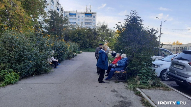 Тут же во дворе я встретил своих первых собеседников | Источник: Виктор Лучкин / «ИрСити»
