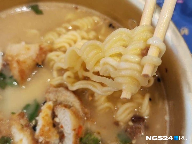 Лапша, похожая на ролтоновскую, в рамене за 510 рублей | Источник: Полина Бородкина / NGS24.RU