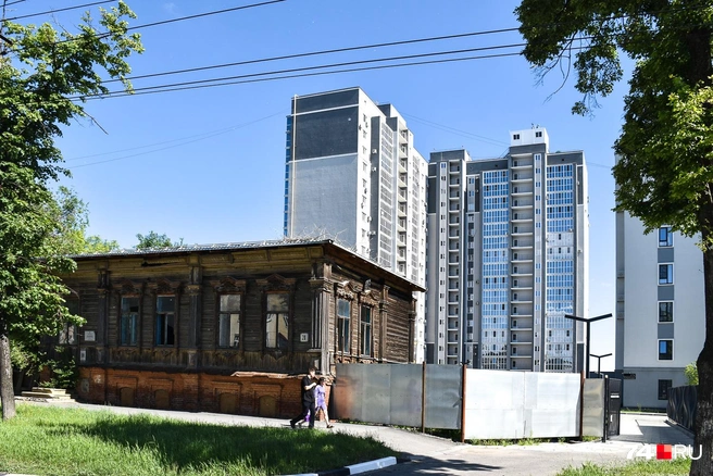 Вдоль набережной много таких видов. Старый дом&nbsp;— памятник архитектуры | Источник: Артем Краснов / 74.RU