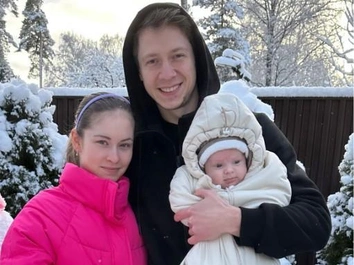 Гендер-пати, знакомство малыша с сестрой, выписка из роддома: муж Липницкой поделился редкими семейными кадрами