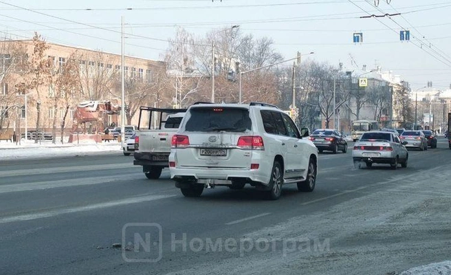 Главный санврач региона и его жена с 2019 года ездили на Toyota Land Cruiser 200 | Источник: «Номерограм»