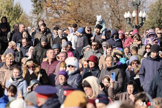 Горожане приходили целыми семьями. Даже маленькие дети, сядя на плечах отцов, с интересом наблюдали за происходящим | Источник: Алексей Волхонский / V1.RU