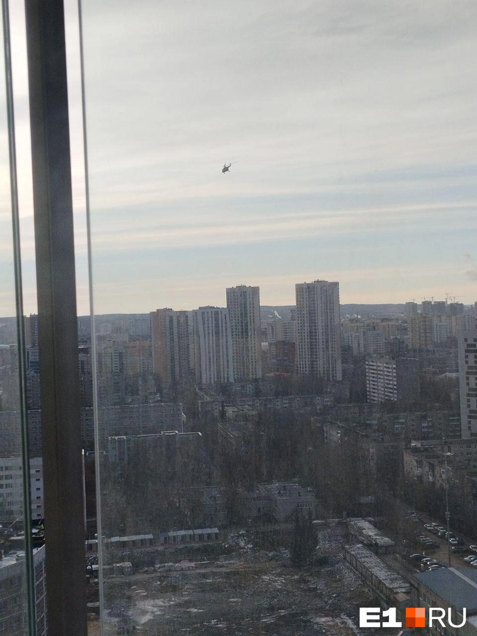 Екатеринбуржцы фотографировали вертолет и снимали видео | Источник: читатель E1.RU