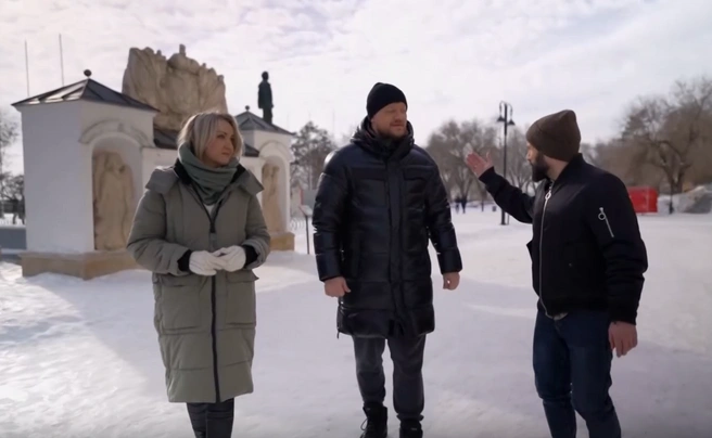 Экскурсию по городу провела гид Елена Богданова | Источник: Скриншот программы «Повара на колесах»