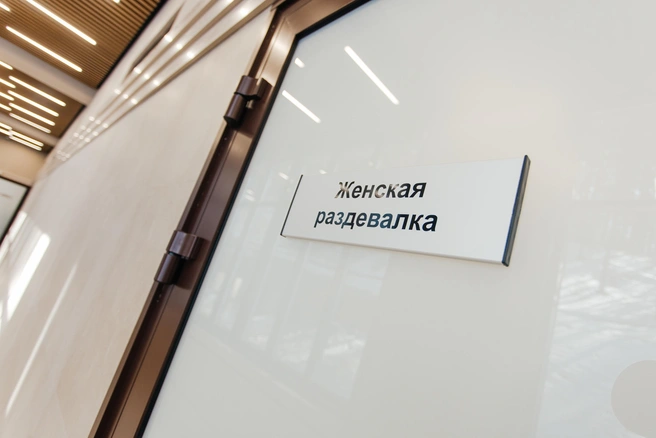 Бассейн выполнен в архитектурной стилистике шале | Источник: Ксения Зимина