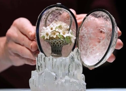 26 миллионов долларов за хрустальные снежинки и корзину нарциссов: Самое красивое яйцо Фаберже выставили па продажу