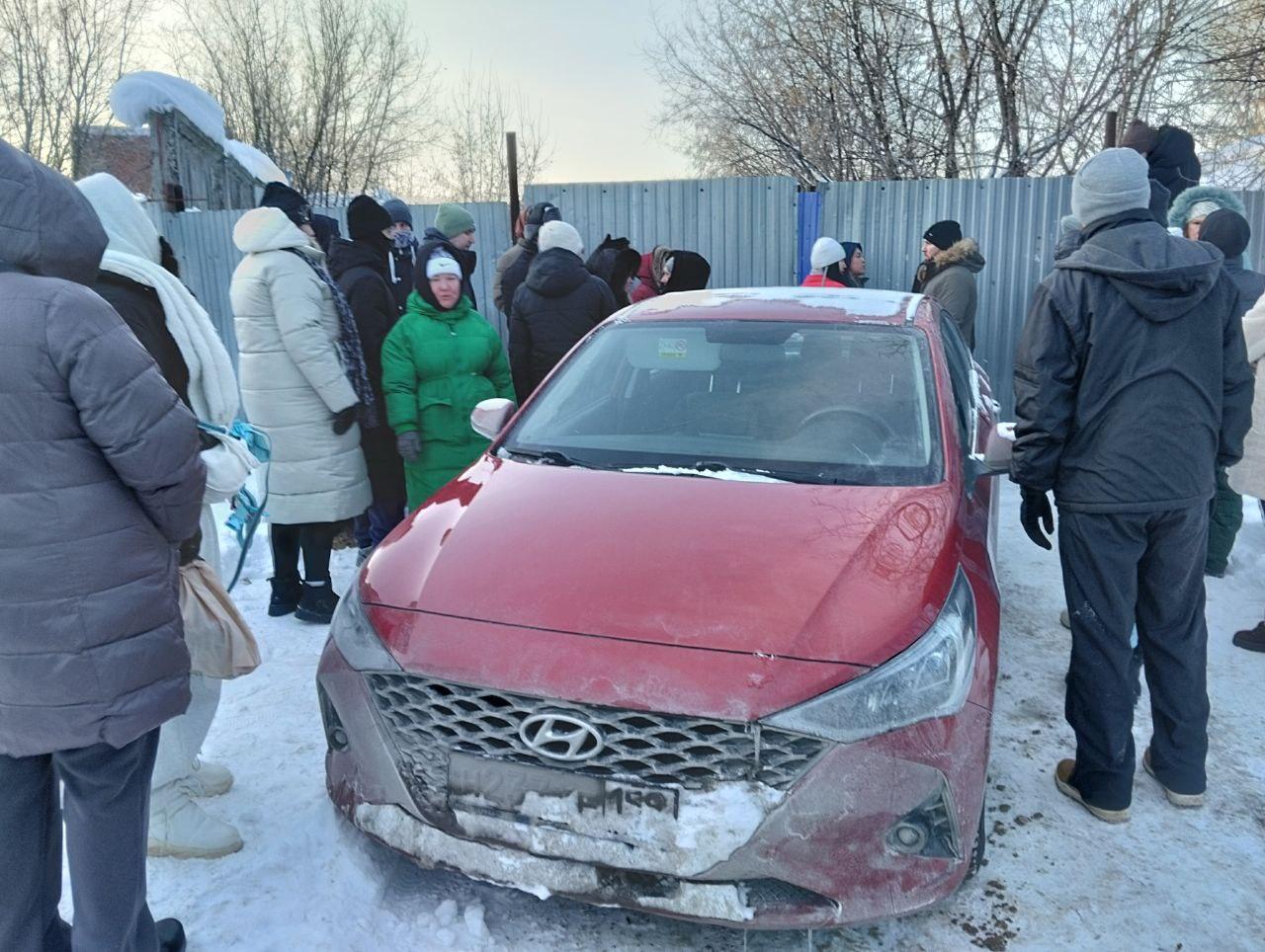 В «Антидогхантере», где нашли истощенных животных, волонтеры взяли ворота штурмом и вынесли часть собак
