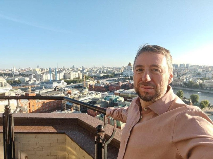 Владислав пишет негативные посты о компании в личном блоге