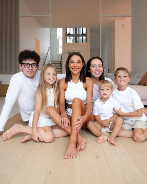 Лерчек с мамой Эльвирой Викторовной, братом Аркадием и детьми | Источник: Соцсети