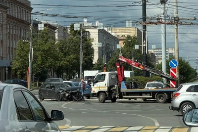 В Челябинске две легковушки столкнулись и едва не сбили человека