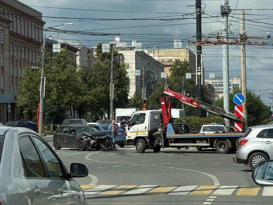 Столкнувшиеся в центре Челябинска машины едва не отлетели в пешехода — видео