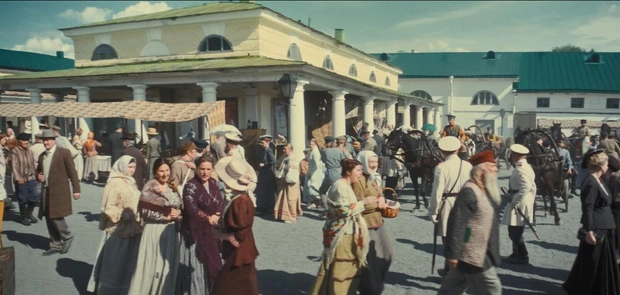 Кадр из сериала и здания Мелочных рядов в Костроме